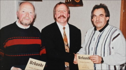  Ein viertel Jahrhundert: Gründungsvorsitzender Dietmar Müller (rechts) und Bernd Lüske (links) bekamen vom damaligen Vorsitzenden Bernd Baumann Urkunden zum 25-jährigen Bestehen überreicht. Foto: Archiv ETC